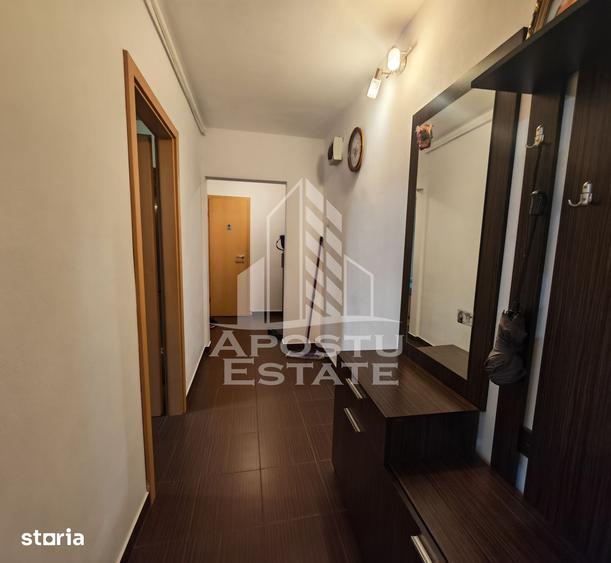 Apartament cu 3 camere semidecomandat, mobilat în Aradului
