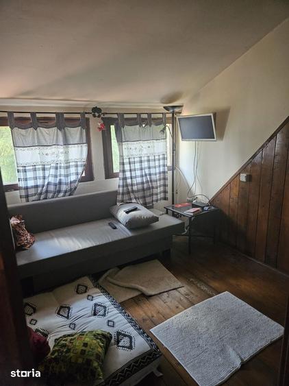 Casă cu 5 camere semidecomandat cu Teren 300 Mp în Mărișel