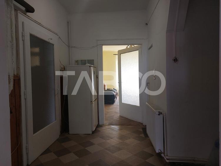 Apartament cu 3 camere semidecomandat, mobilat în Cisnădie
