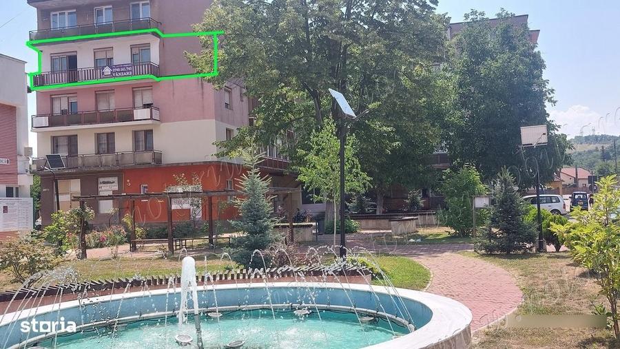 Apartament cu 3 camere semidecomandat în Micro 4