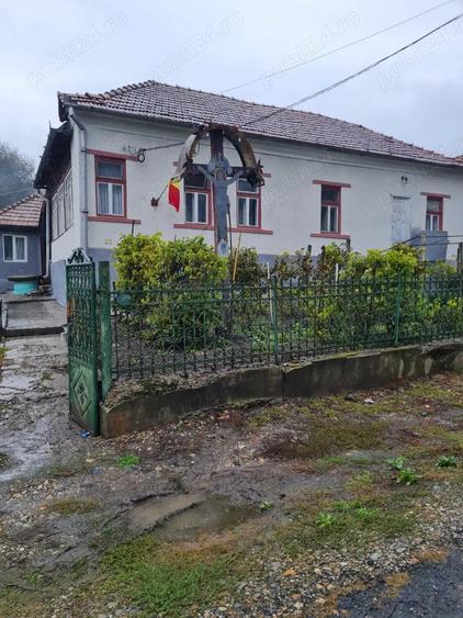 Casă cu 6 camere cu Teren 6000 Mp în Diviciorii Mici