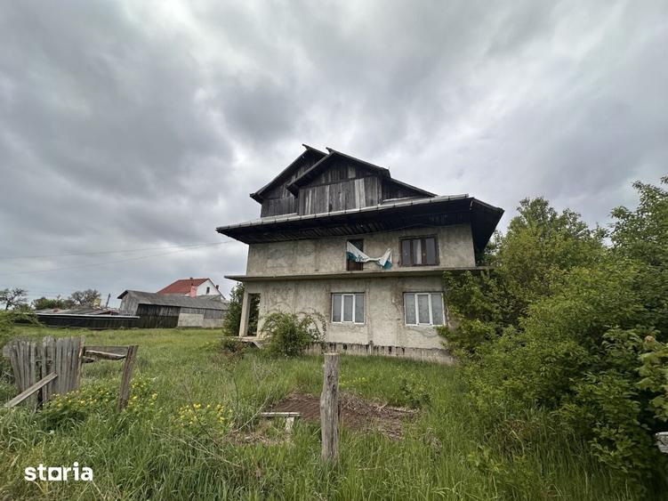 Casă cu 8 camere cu Teren 3600 Mp în Timișești