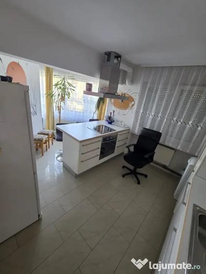 Apartament cu 3 camere semidecomandat în Micro 16