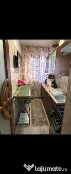 Apartament cu 2 camere semidecomandat în Craiovița Nouă