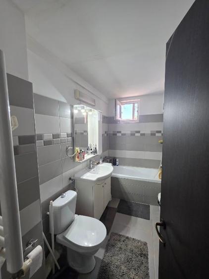 Apartament cu 3 camere semidecomandat, mobilat în Far