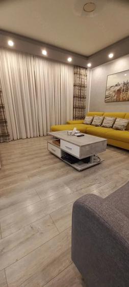 Apartament cu 4 camere semidecomandat în Central
