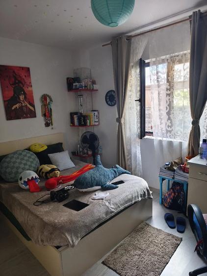 Apartament cu 3 camere semidecomandat în Valea Adâncă