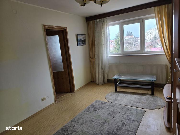 Apartament cu 3 camere semidecomandat în Central