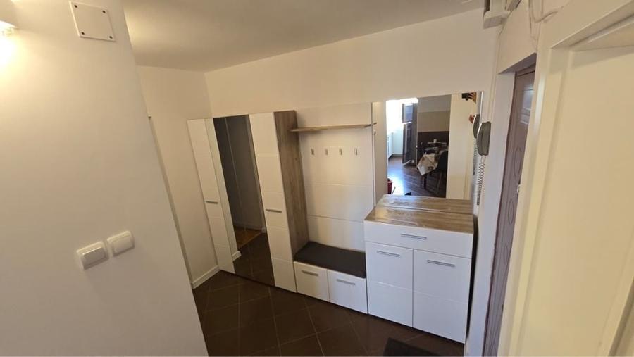 Apartament cu 3 camere decomandat în Girocului