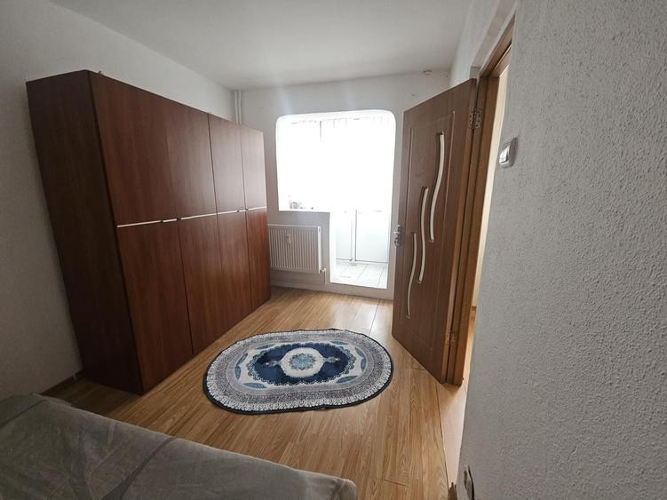 Apartament cu 3 camere semidecomandat în Vest