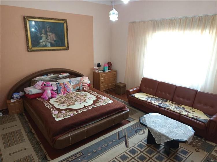 Casă individuală cu 12 camere cu Canalizare în Central