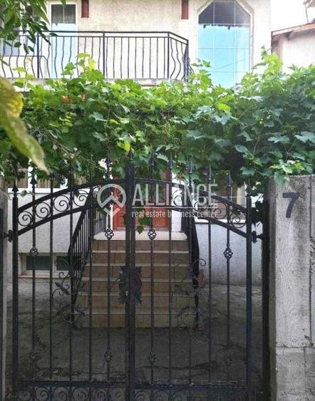 Casă individuală cu 6 camere cu Canalizare în Central