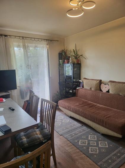 Apartament cu 3 camere semidecomandat în Săsar