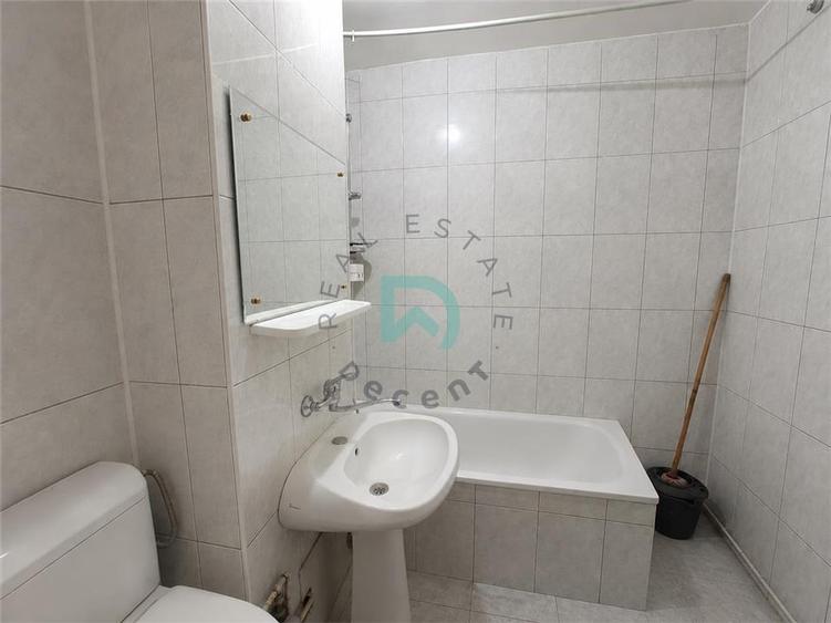 Apartament cu 3 camere decomandat în Calea București