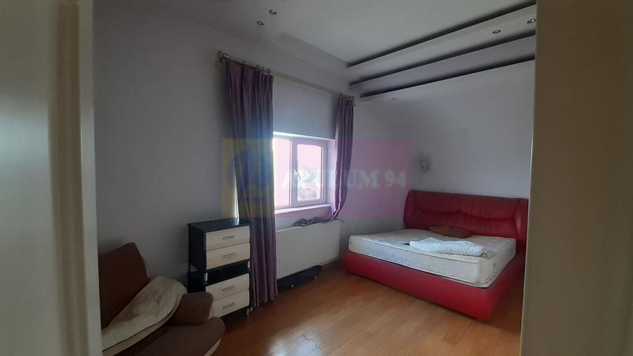 Casă individuală cu 7 camere cu Canalizare în Central