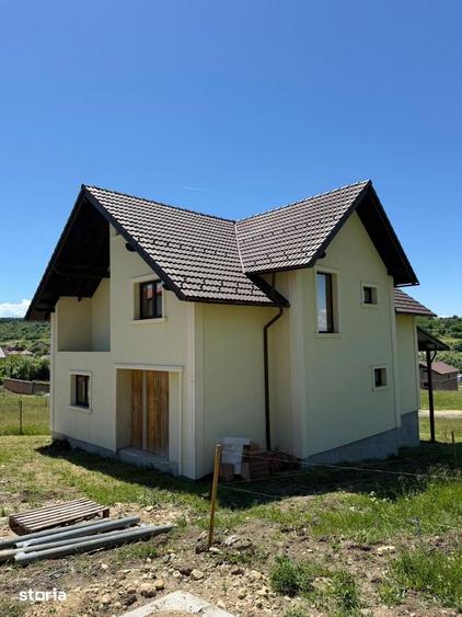 Casă cu 4 camere cu Teren 400 Mp în Slimnic