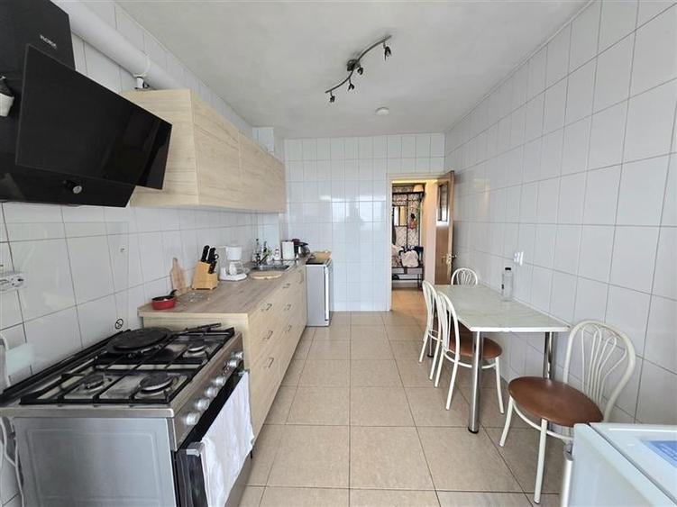 Apartament cu 3 camere decomandat în 1 Mai