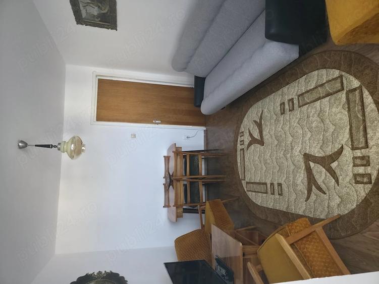 Apartament cu 3 camere semidecomandat în Centrul Civic