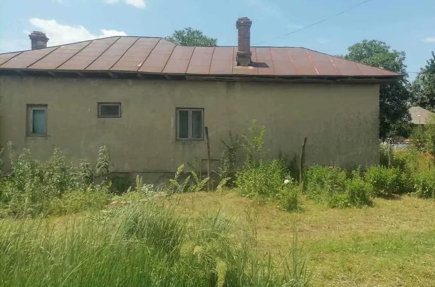 Casă cu 4 camere cu Teren 2700 Mp în Central