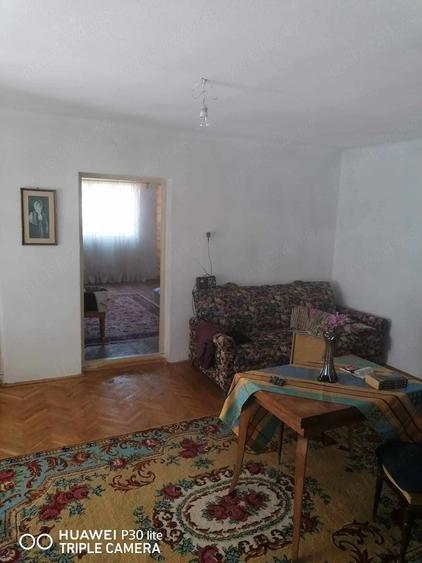 Casă cu 9 camere cu Teren 1000 Mp în Central