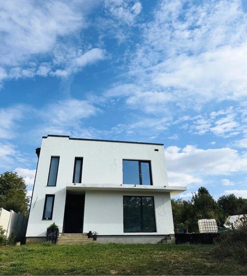 Casă cu 5 camere cu Teren 1095 Mp în Nisipoasa
