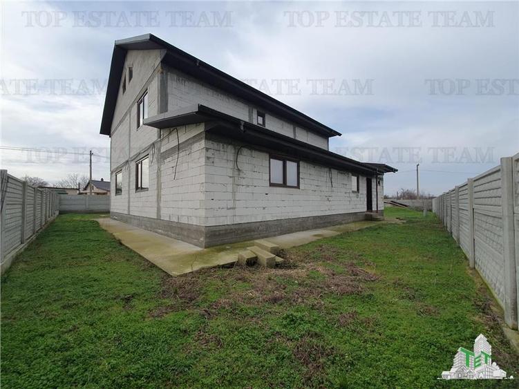 Casă cu 6 camere cu Garaj în Ciocârlia