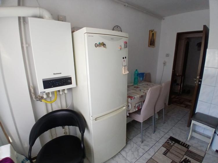 Apartament cu 3 camere decomandat în CET