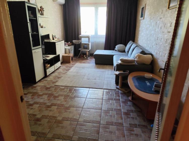 Apartament cu 3 camere semidecomandat în Fizicienilor