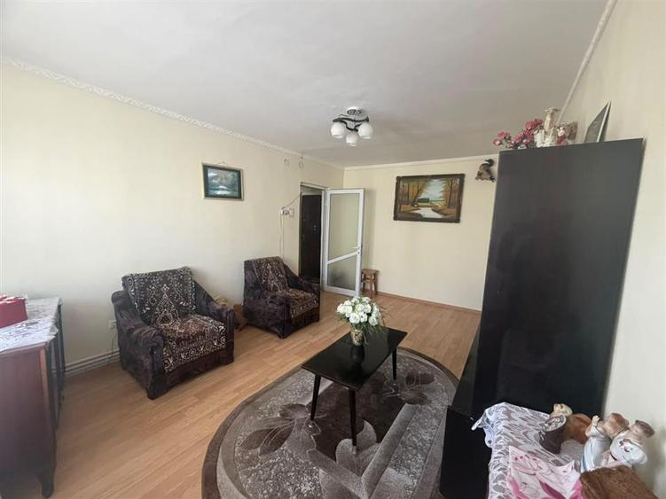 Apartament cu 3 camere decomandat, mobilat în Viziru 3