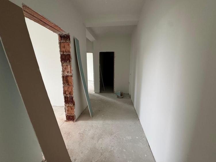 Apartament cu 3 camere semidecomandat în Plopi
