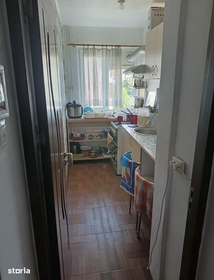 Apartament cu 3 camere semidecomandat în Craiovița Nouă