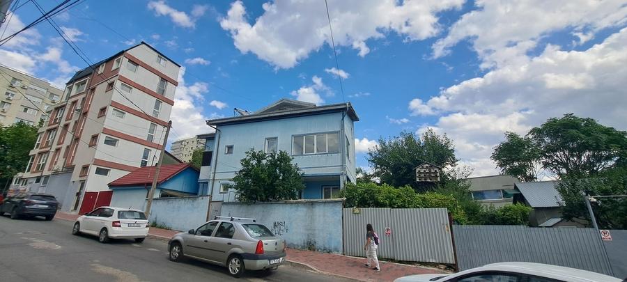 Casă cu 8 camere cu Teren 252 Mp în Mihai Bravu