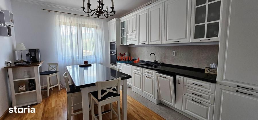 Casă cu 4 camere cu Teren 1698 Mp în Central
