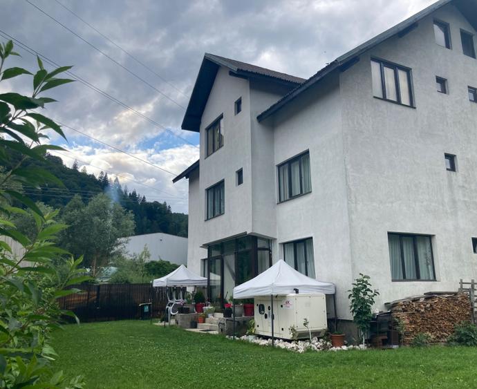 Casă cu 4 camere în Rucăr