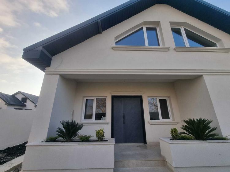Casă cu 3 camere cu Teren 200 Mp în Lumina