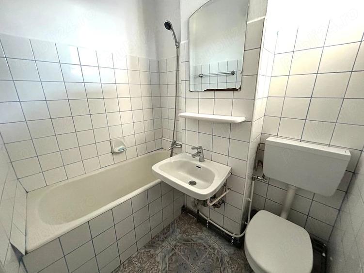 Apartament cu 3 camere semidecomandat în Cetate