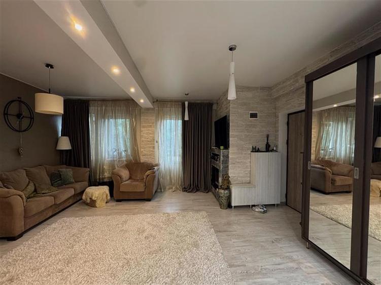 Apartament cu 3 camere decomandat, mobilat în Bucium