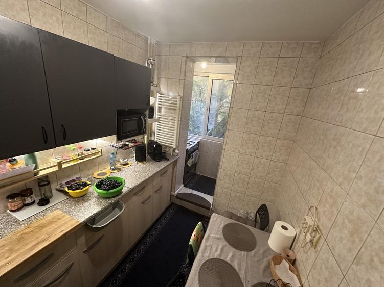 Apartament cu 3 camere decomandat, mobilat în Berceni