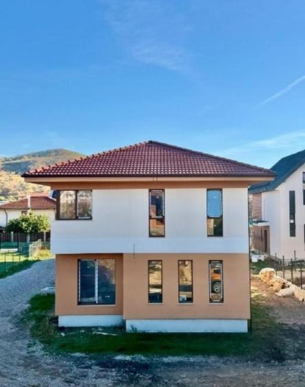 Casă individuală cu 4 camere cu Teren 195 Mp în Florești