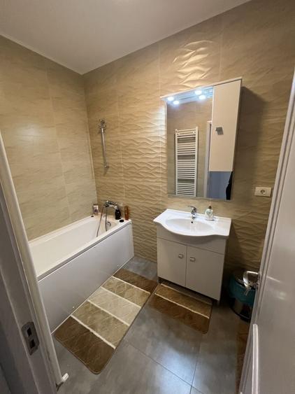 Apartament cu 3 camere nedecomandat în Satu Nou
