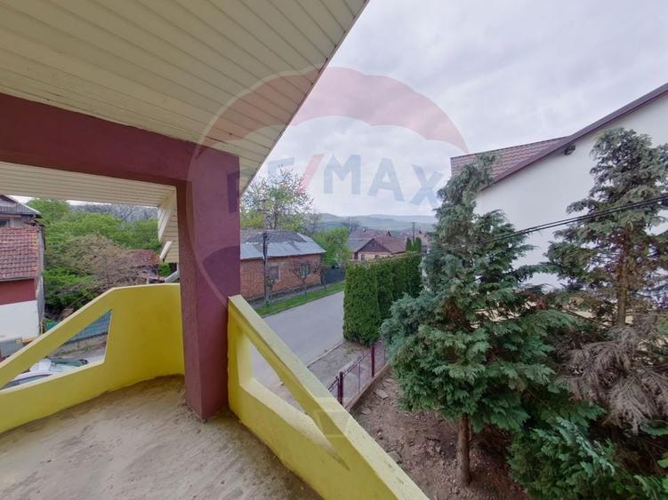 Casă individuală cu 6 camere cu Teren 960 Mp în Central