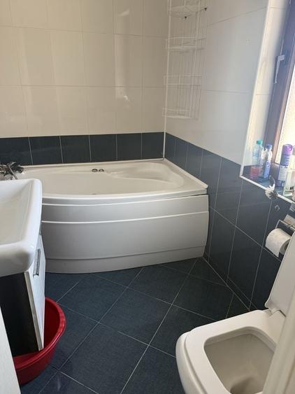 Apartament cu 3 camere decomandat în Roșu