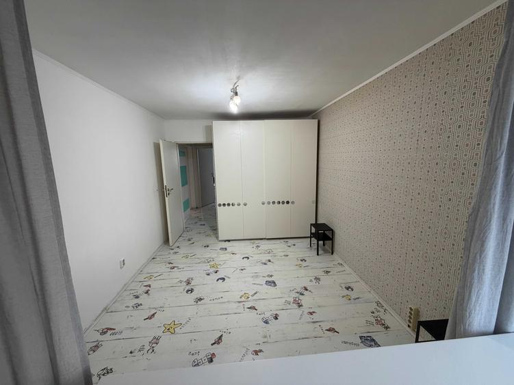 Apartament cu 3 camere semidecomandat în Berceni
