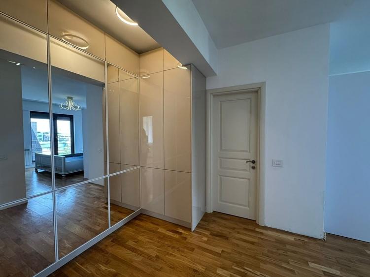 Apartament cu 3 camere semidecomandat în Băneasa