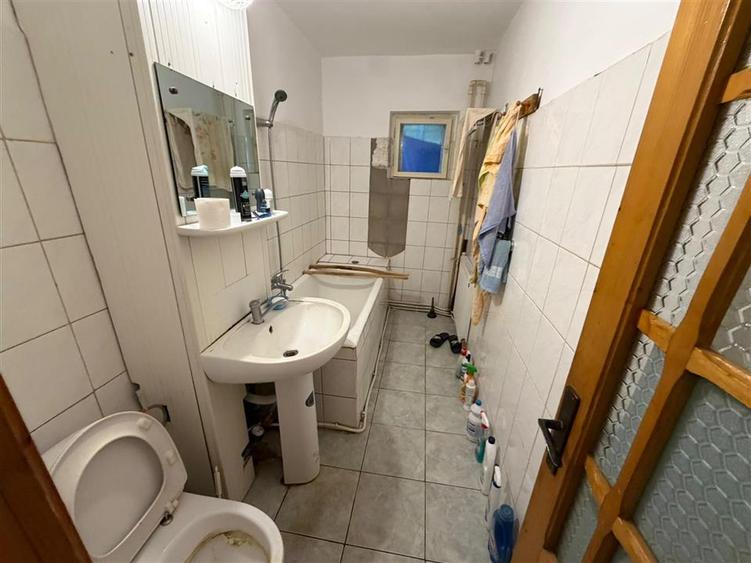 Apartament cu 4 camere decomandat în Est