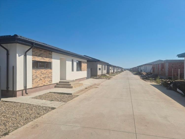 Casă individuală cu 4 camere cu Teren 350 Mp în Tunari