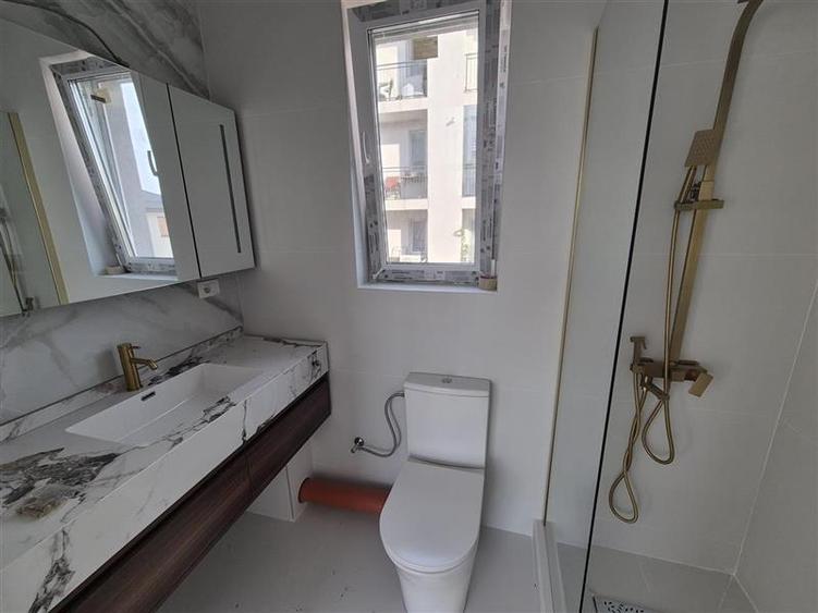 Duplex cu 4 camere cu Canalizare în Periferie