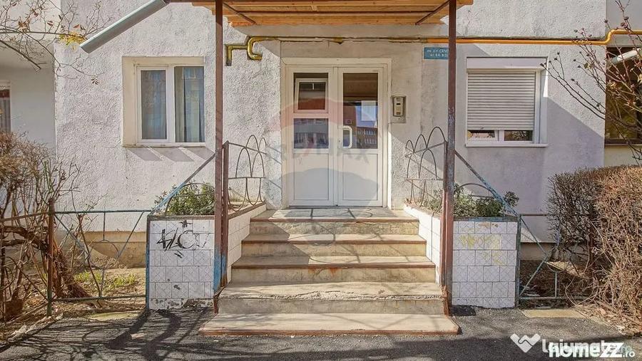 Apartament cu 3 camere semidecomandat în Griviței