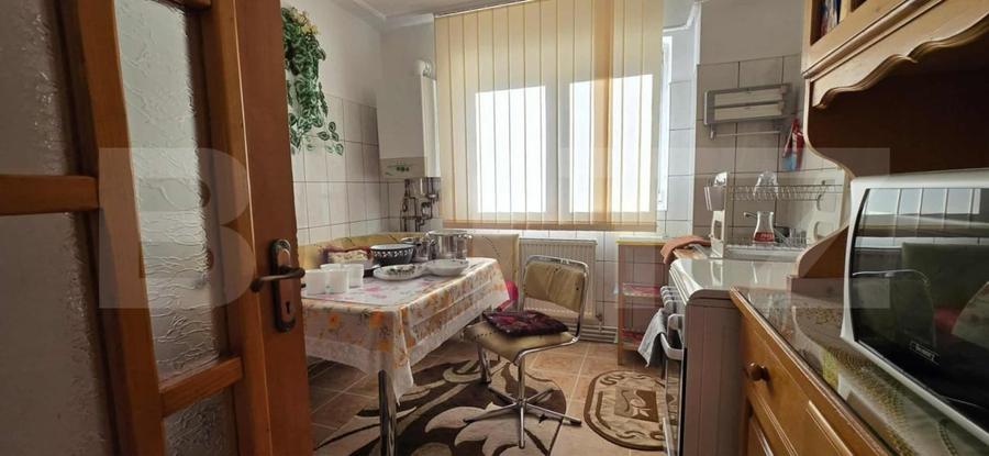 Apartament cu 3 camere semidecomandat, mobilat în Micro 4
