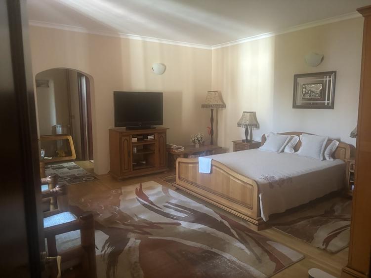 Casă cu 7 camere cu Teren 1000 Mp în Central